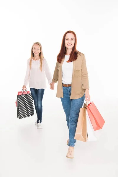 Madre e hija con bolsas de compras - foto de stock