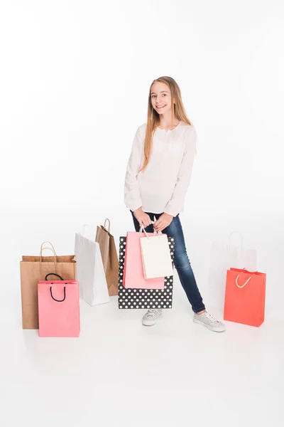 Mujer adolescente con bolsas de compras - foto de stock