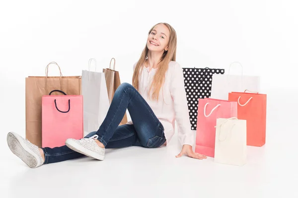 Mujer adolescente con bolsas de compras - foto de stock