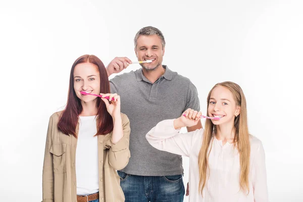 Familia cepillarse los dientes - foto de stock