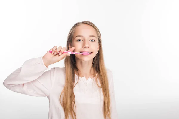 Adolescente chica cepillando dientes - foto de stock