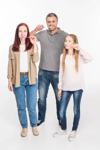 Familia cepillarse los dientes - foto de stock