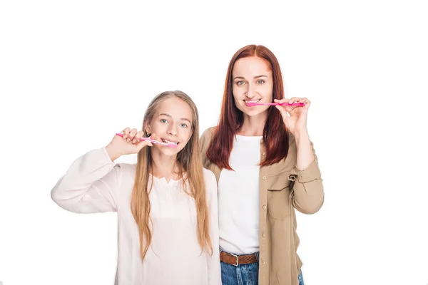 Mère et fille se brossant les dents — Photo de stock