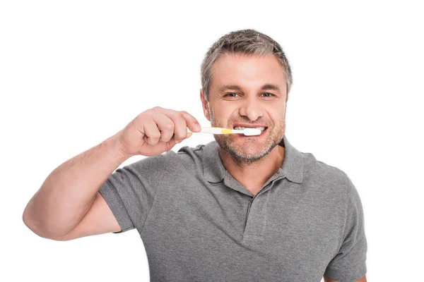 Homme brossant les dents — Photo de stock