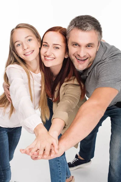 Familie hält Händchen — Stockfoto