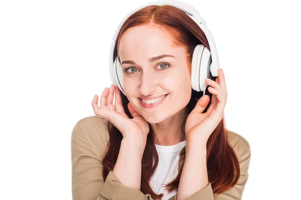 Mujer escuchando música con auriculares - foto de stock