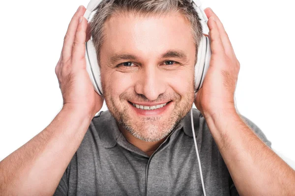 Hombre escuchando música con auriculares - foto de stock