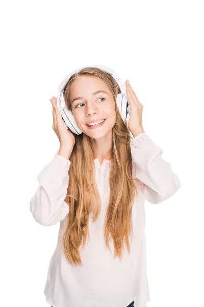 Adolescente escuchando música con auriculares - foto de stock