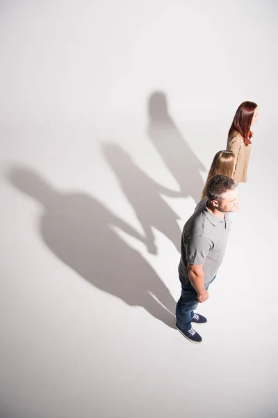 Familie hält Händchen — Stockfoto