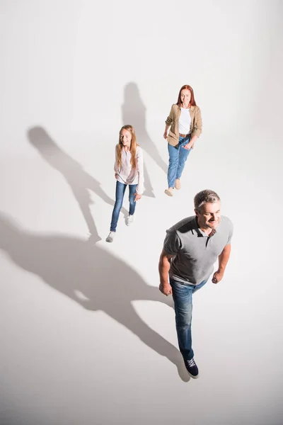 Familia joven con sombras - foto de stock