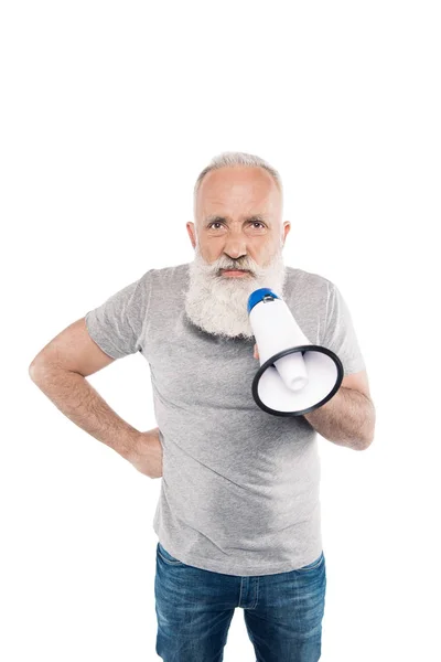 Сердитий старший чоловік з гучномовцем — стокове фото