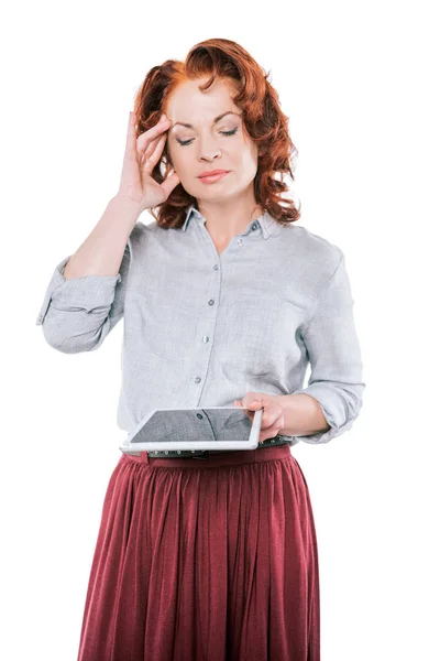 Mujer con dolor de cabeza usando tableta - foto de stock