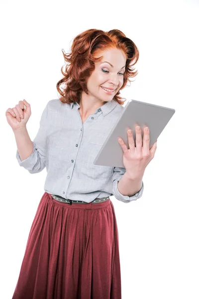 Femme utilisant une tablette numérique — Photo de stock