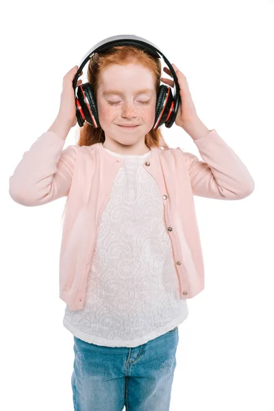 Niño escuchando música con auriculares - foto de stock