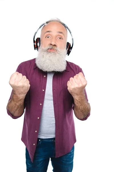 Homem idoso ouvindo música com fones de ouvido — Fotografia de Stock
