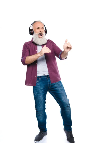 Homem idoso cantando e ouvindo música — Fotografia de Stock