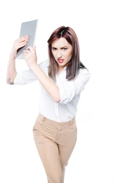 Сердитая деловая женщина с цифровым планшетом — стоковое фото