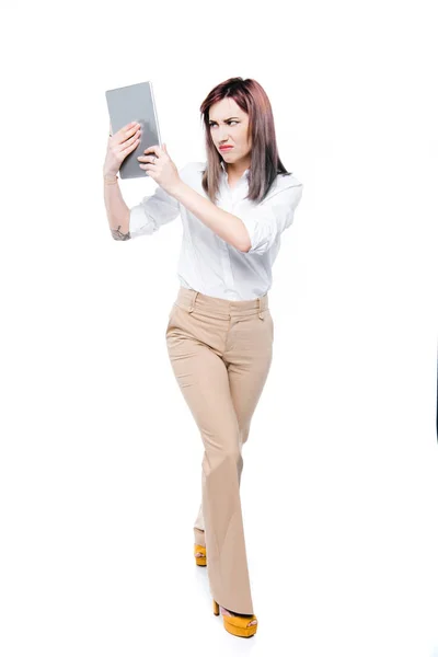 Mujer de negocios mirando tableta digital - foto de stock
