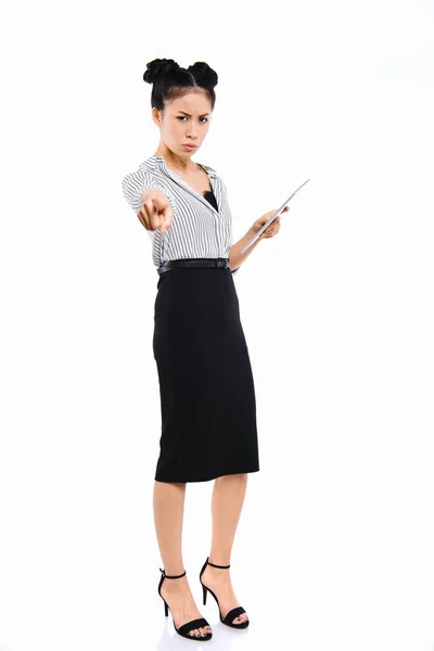 Сердитая деловая женщина с планшетом — стоковое фото