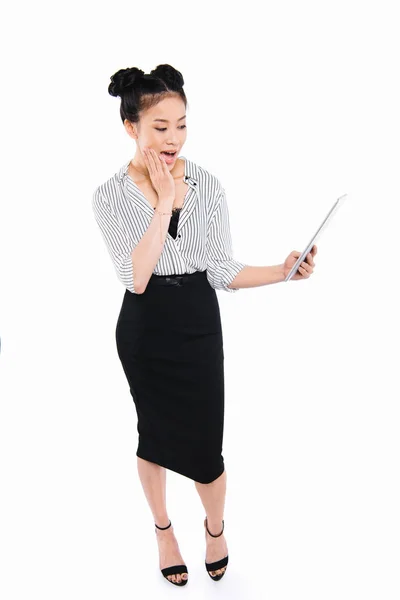 Asiatique femme d'affaires avec tablette numérique — Photo de stock
