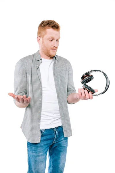 Hombre sosteniendo auriculares - foto de stock