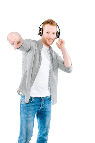 Hombre señalando y escuchando música - foto de stock