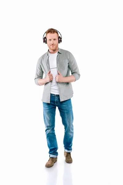 Hombre escuchando música con auriculares - foto de stock