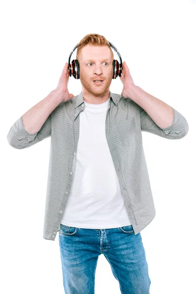 Hombre escuchando música con auriculares - foto de stock