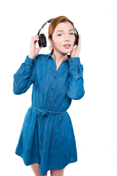 Дівчина слухає музику з навушниками — стокове фото