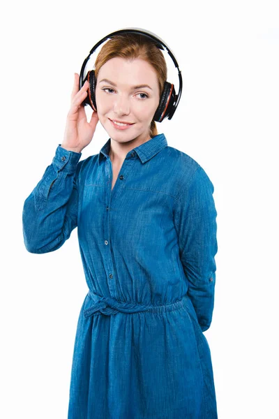 Chica escuchando música con auriculares - foto de stock