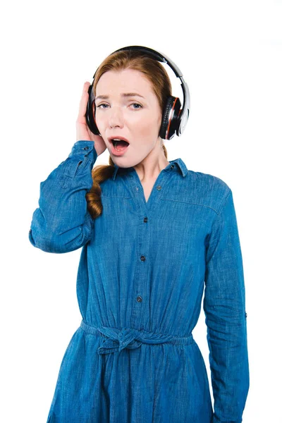 Schockiertes Mädchen mit Kopfhörern — Stockfoto