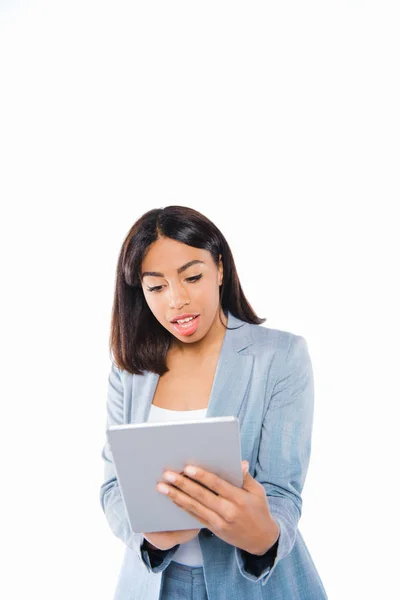 Mujer de negocios afroamericana con tableta - foto de stock