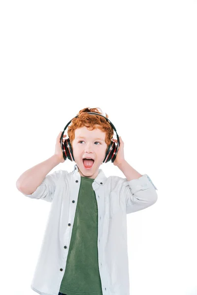 Ребенок слушает музыку с наушниками — стоковое фото