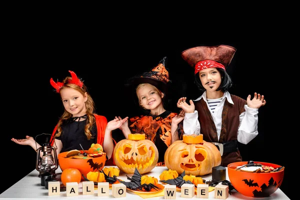Niños con calabazas de halloween - foto de stock