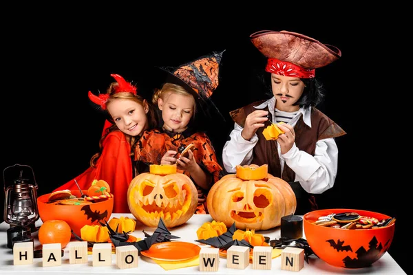 Enfants avec halloween jack o lanternes — Photo de stock