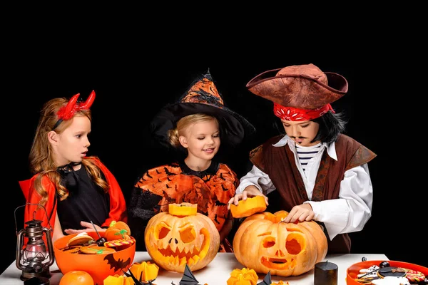 Niños con halloween jack o linternas - foto de stock