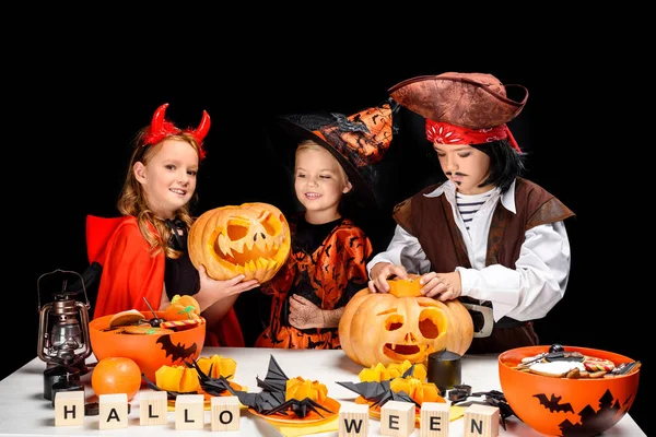 Niños con calabazas de halloween - foto de stock