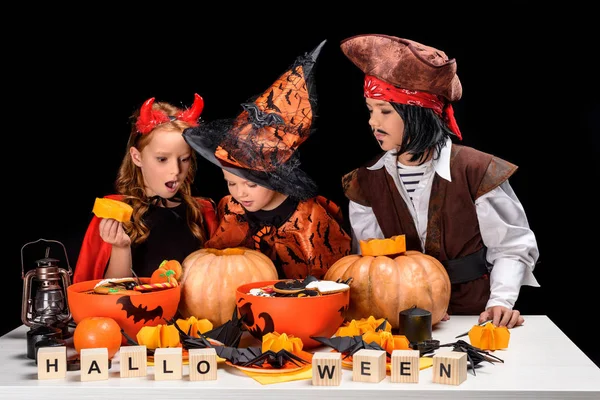 Kids making halloween jack o lanterns — Stock Photo