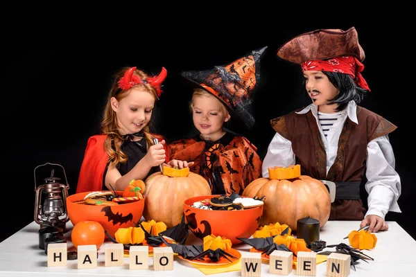 Enfants faisant Halloween Jack o lanternes — Photo de stock