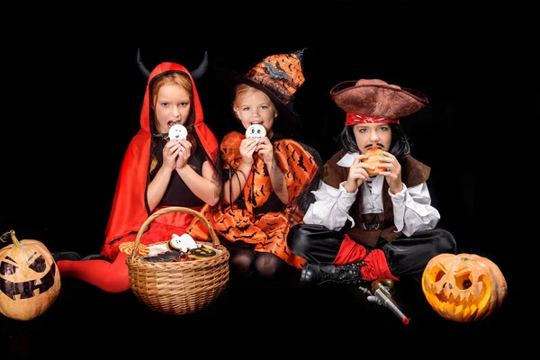 Niños con dulces de halloween - foto de stock