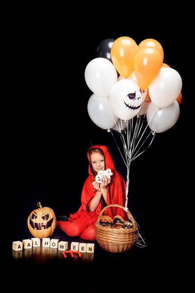 Niño con globos de halloween - foto de stock