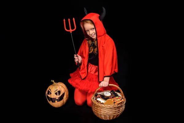 Enfant avec des bonbons dans le panier — Photo de stock