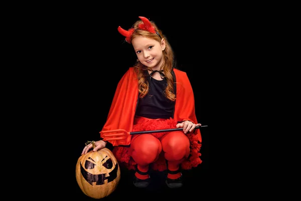 Criança em traje de Halloween com abóbora — Fotografia de Stock
