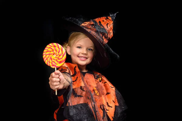Хэллоуинская ведьма с леденцом — стоковое фото