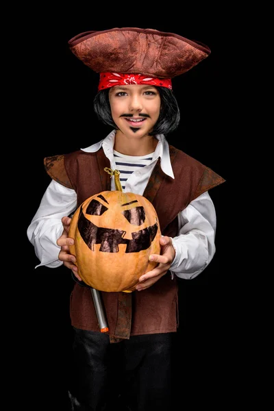 Kleiner Pirat mit Halloween-Kürbis — Stockfoto