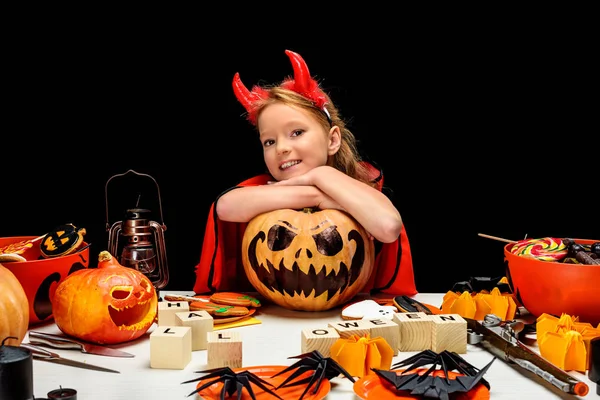 Pequeño diablo con jack o linterna - foto de stock