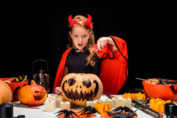 Enfant avec halloween jack o lanterne — Photo de stock