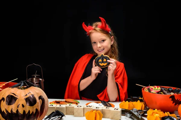 Pequeno diabo com doces halloween — Fotografia de Stock