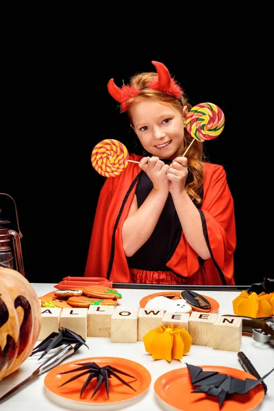 Enfant avec des décorations d'Halloween et des bonbons — Photo de stock