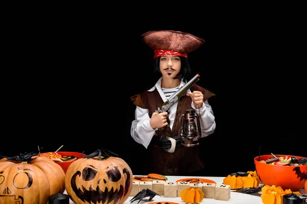 Niño con decoraciones de halloween - foto de stock